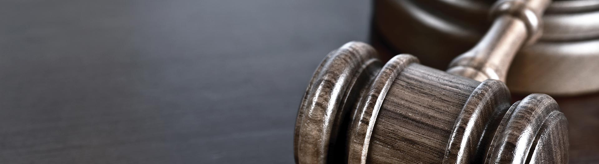 Gerichts-Hammer liegt auf dem Tisch.
