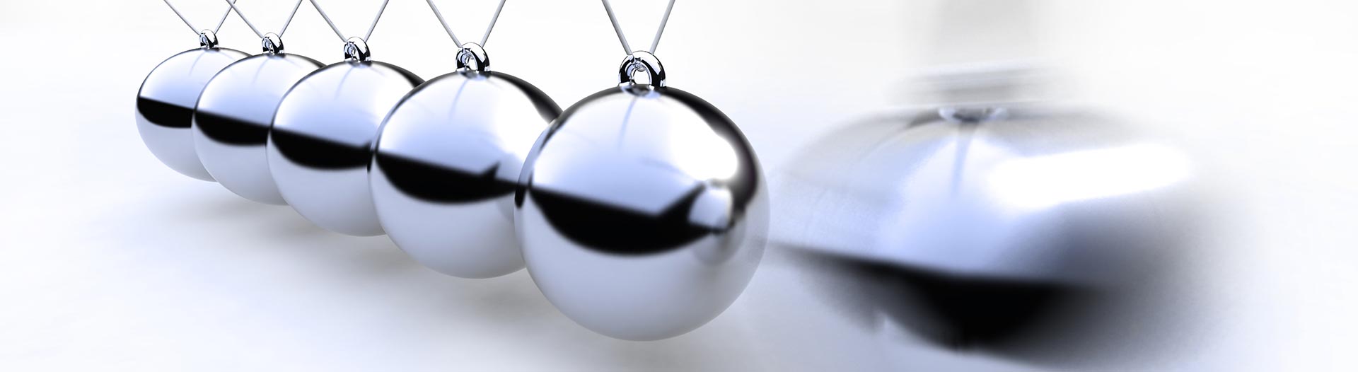 Mteallkugeln prallen aneinander.